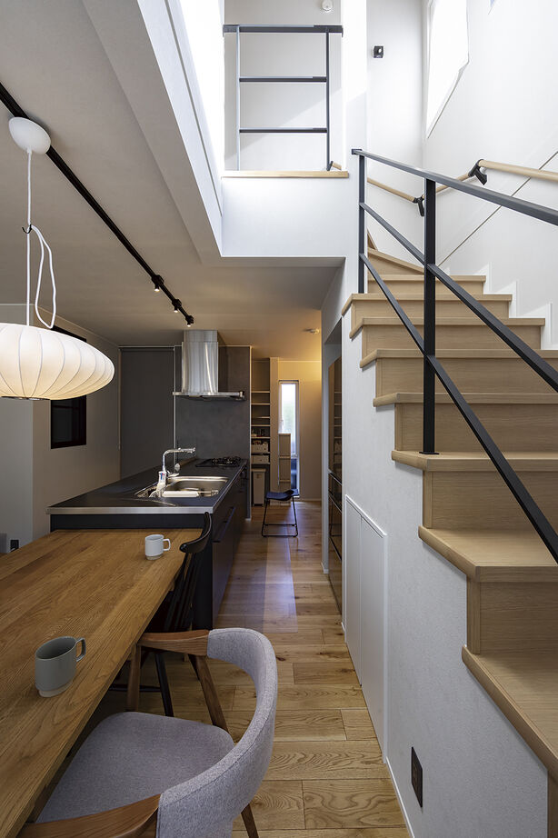 匠建(たっけん）コーポレーション 【札幌市　29.8坪　夫婦】存在感のあるキッチンが中心。室内窓は、空間と家族をつなげるの建築実例画像6