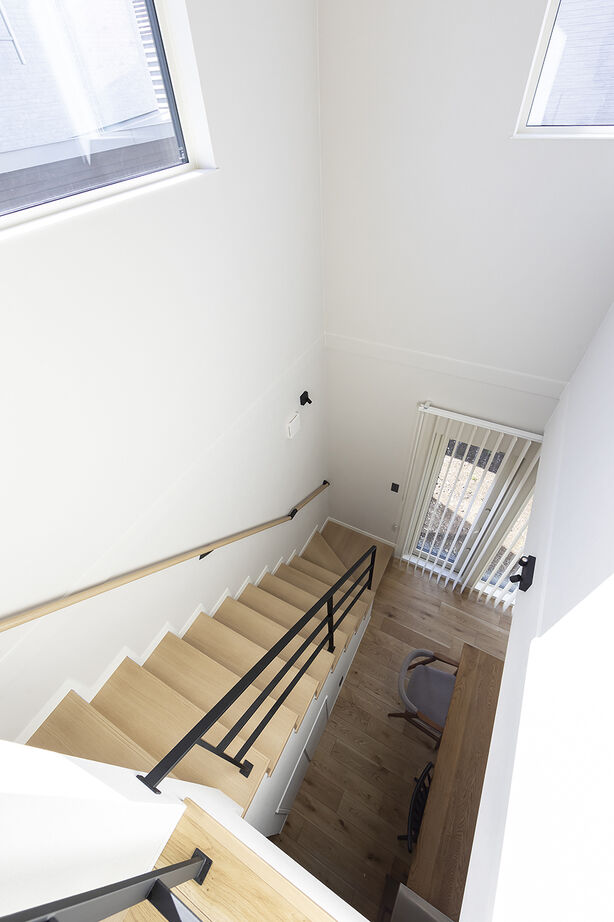 匠建(たっけん）コーポレーション 【札幌市　29.8坪　夫婦】存在感のあるキッチンが中心。室内窓は、空間と家族をつなげるの建築実例画像7