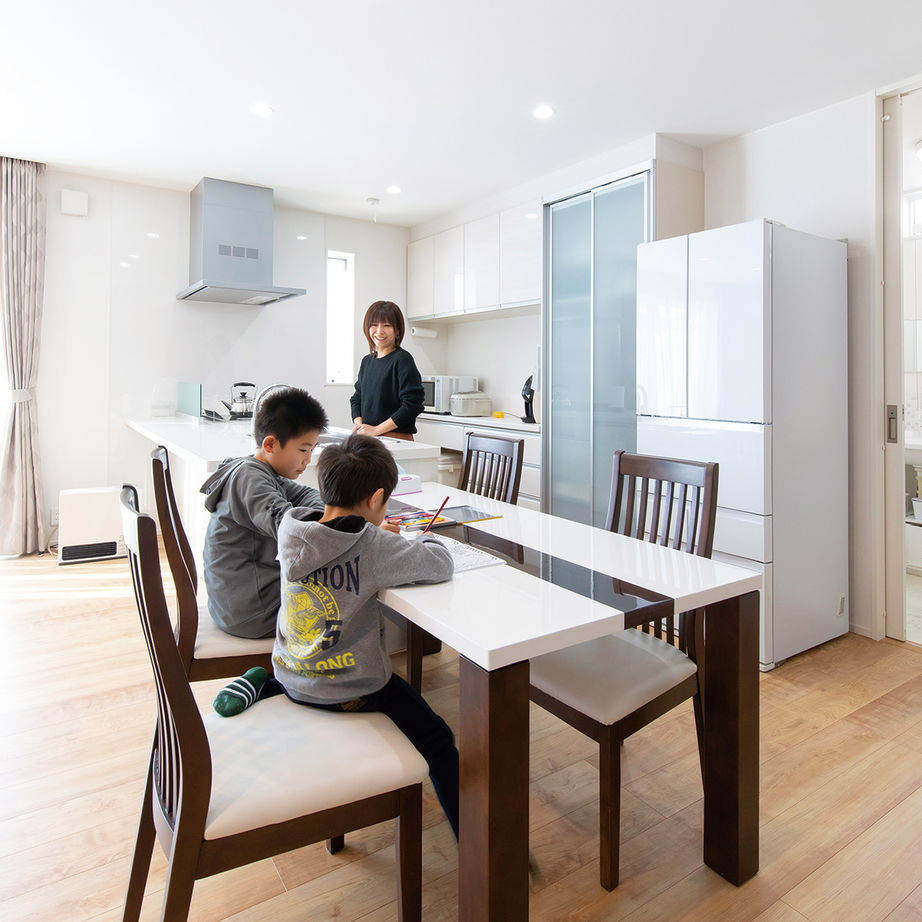 サティスホーム 【四日市/インナーガレージ/間取り図有】仕事着でも気兼ねなく使える家族用玄関と動線のある家の建築実例画像2