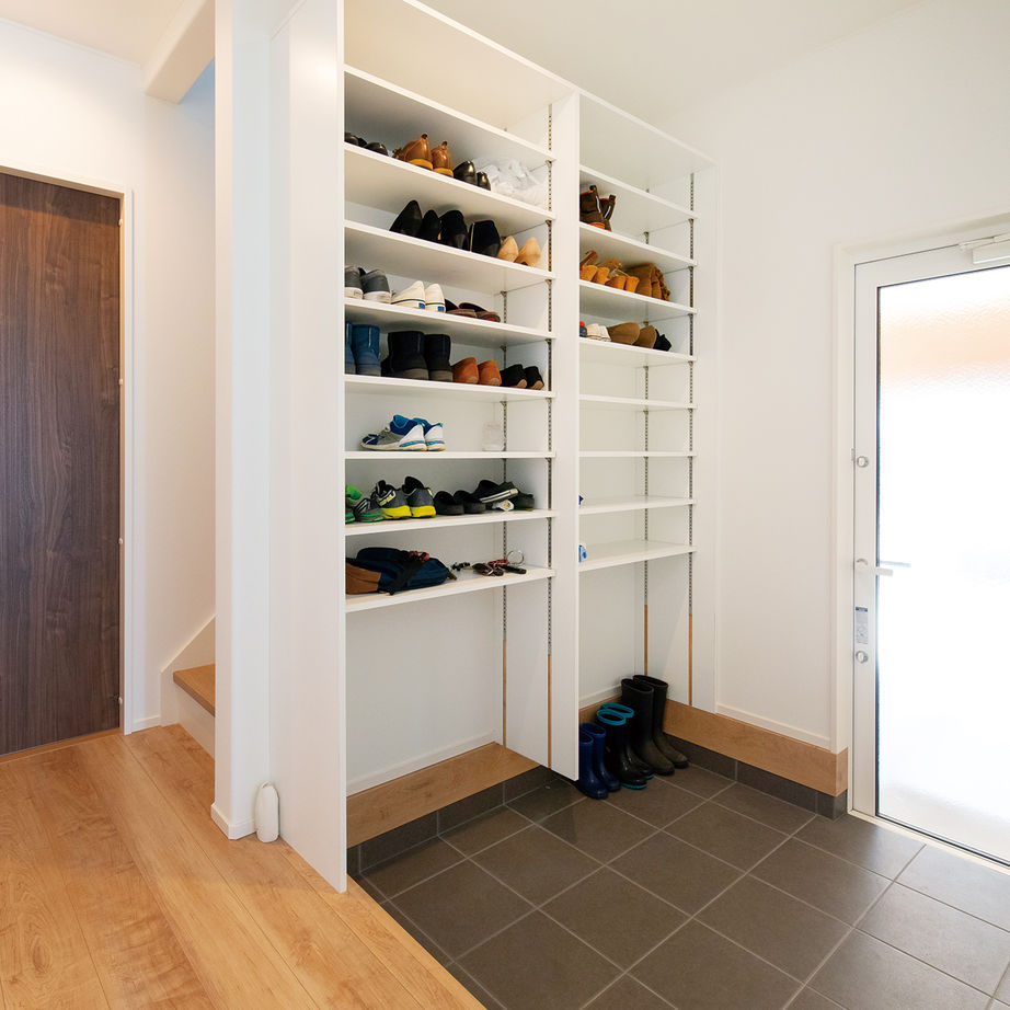 サティスホーム 【四日市/インナーガレージ/間取り図有】仕事着でも気兼ねなく使える家族用玄関と動線のある家の建築実例画像4