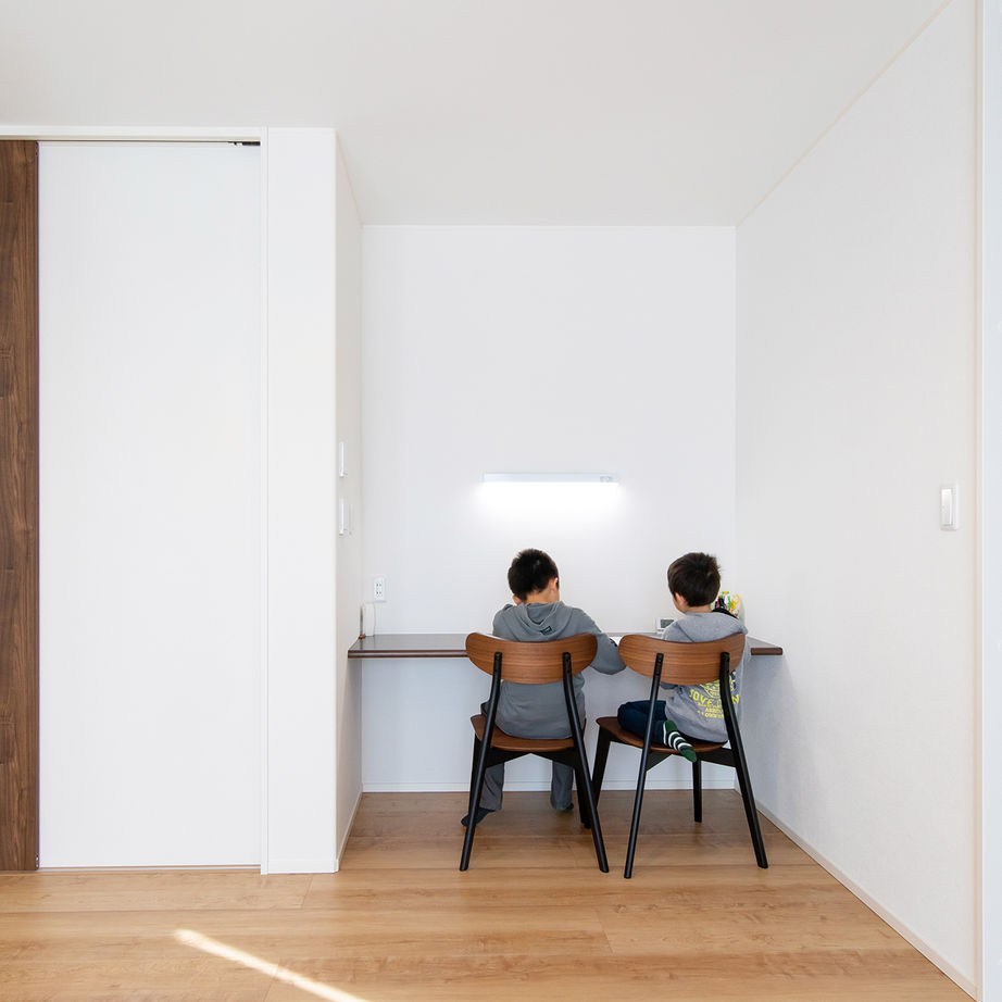 サティスホーム 【四日市/インナーガレージ/間取り図有】仕事着でも気兼ねなく使える家族用玄関と動線のある家の建築実例画像7