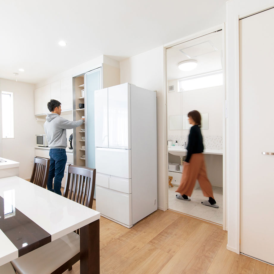 サティスホーム 【四日市/インナーガレージ/間取り図有】仕事着でも気兼ねなく使える家族用玄関と動線のある家の建築実例画像9