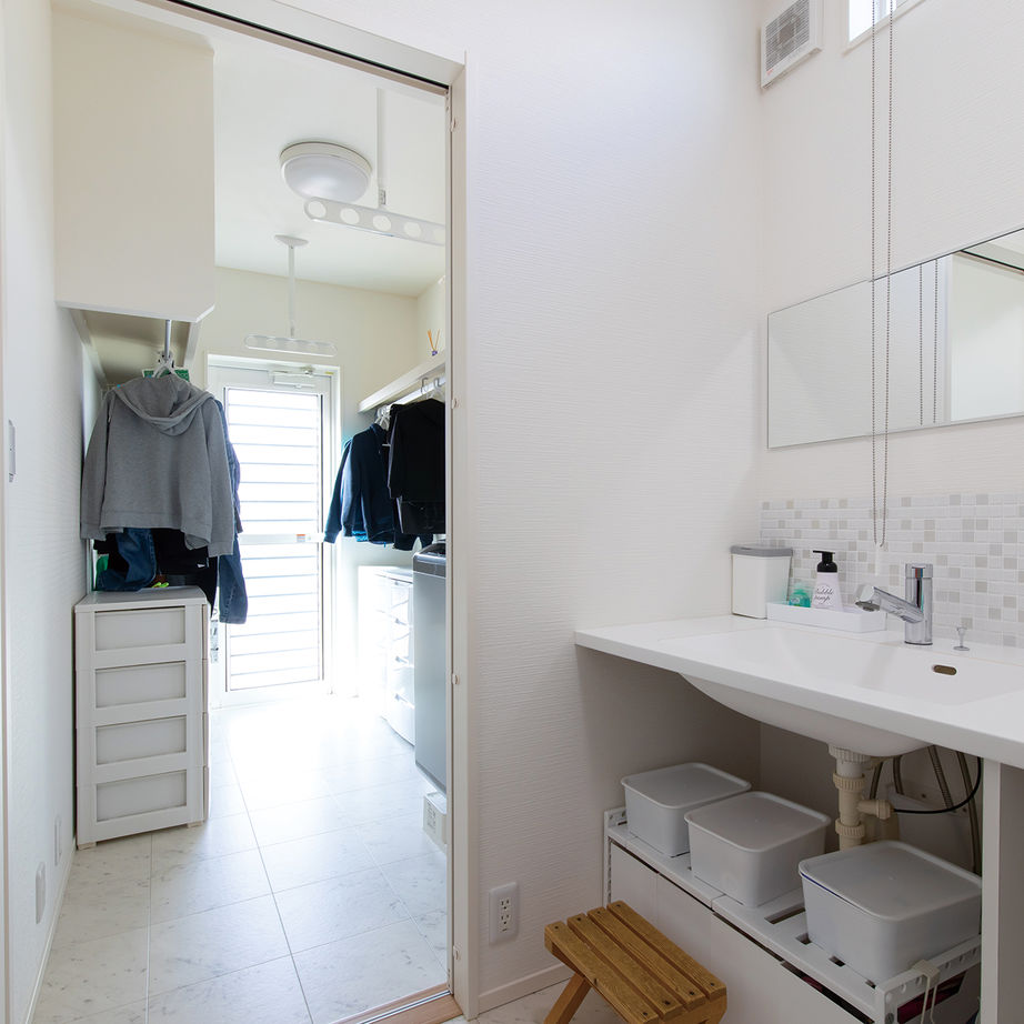 サティスホーム 【四日市/インナーガレージ/間取り図有】仕事着でも気兼ねなく使える家族用玄関と動線のある家の建築実例画像10