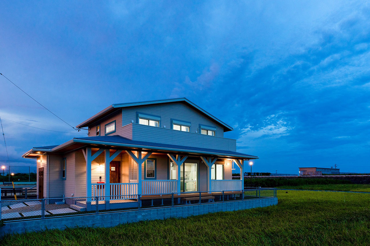 サティスホーム 【間取り図有×2000万円台×インナーガレージ×家事動線】20代で建てたアメリカ西海岸風ガレージハウスの建築実例画像1