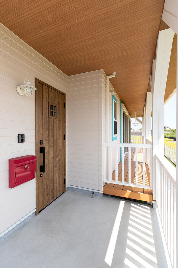 サティスホーム 【間取り図有×2000万円台×インナーガレージ×家事動線】20代で建てたアメリカ西海岸風ガレージハウスの建築実例画像2