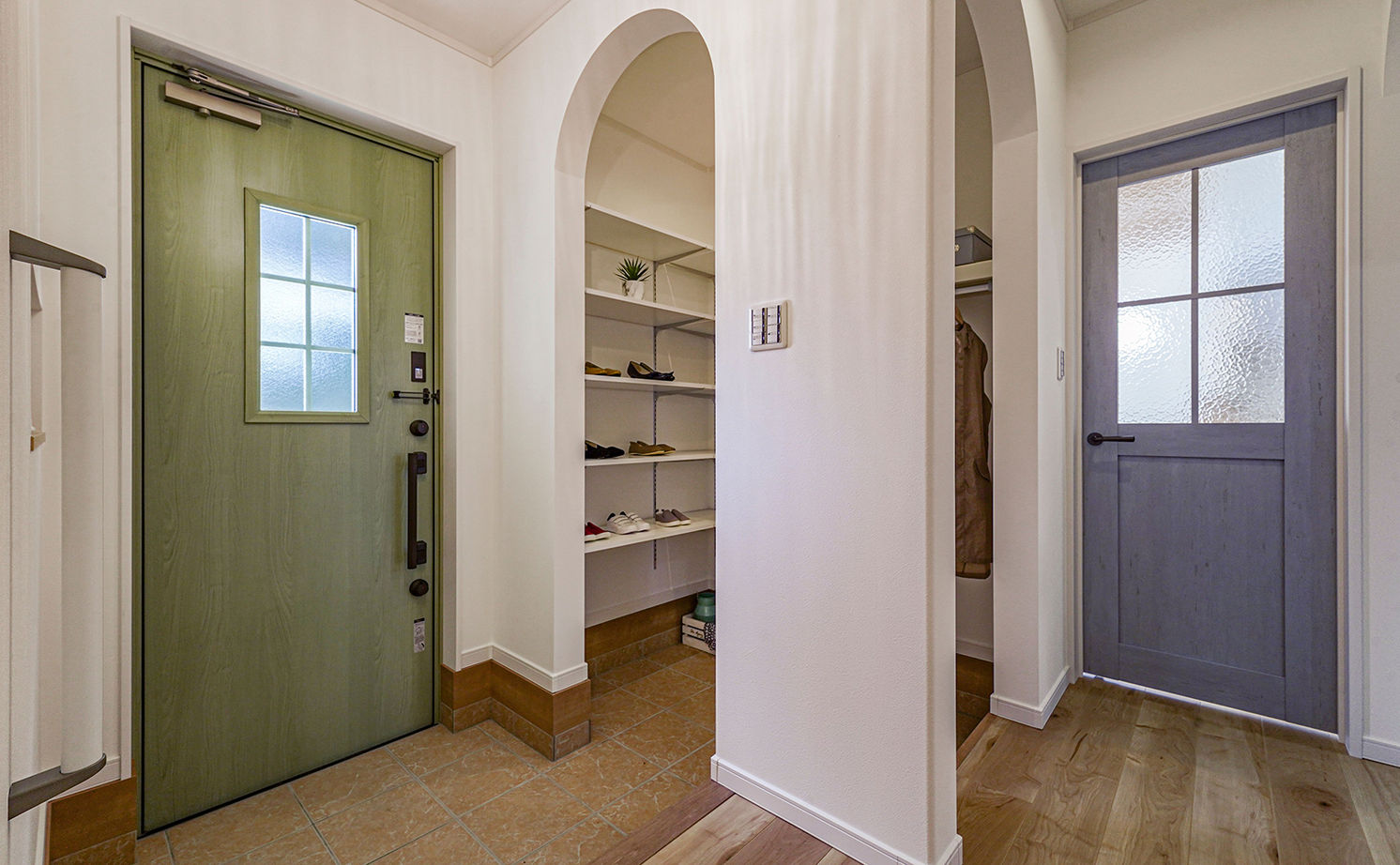 サティスホーム 【間取り図有×1000万円台×回遊動線】間取りに無駄がない、勾配天井のリビングが開放的な南欧風の平屋の建築実例画像2