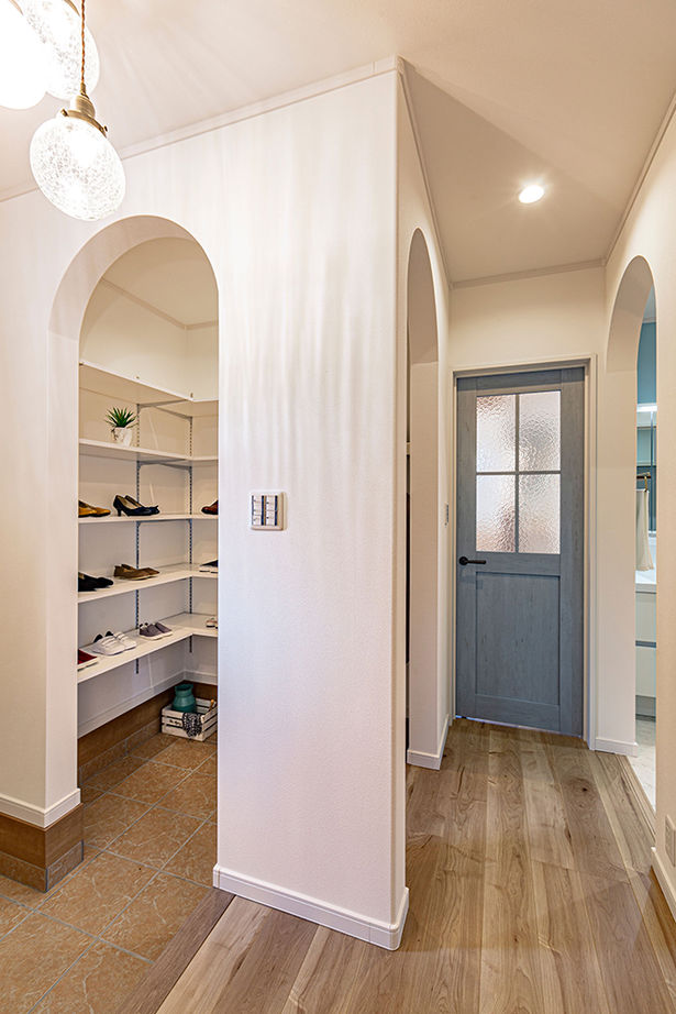 サティスホーム 【間取り図有×1000万円台×回遊動線】間取りに無駄がない、勾配天井のリビングが開放的な南欧風の平屋の建築実例画像3