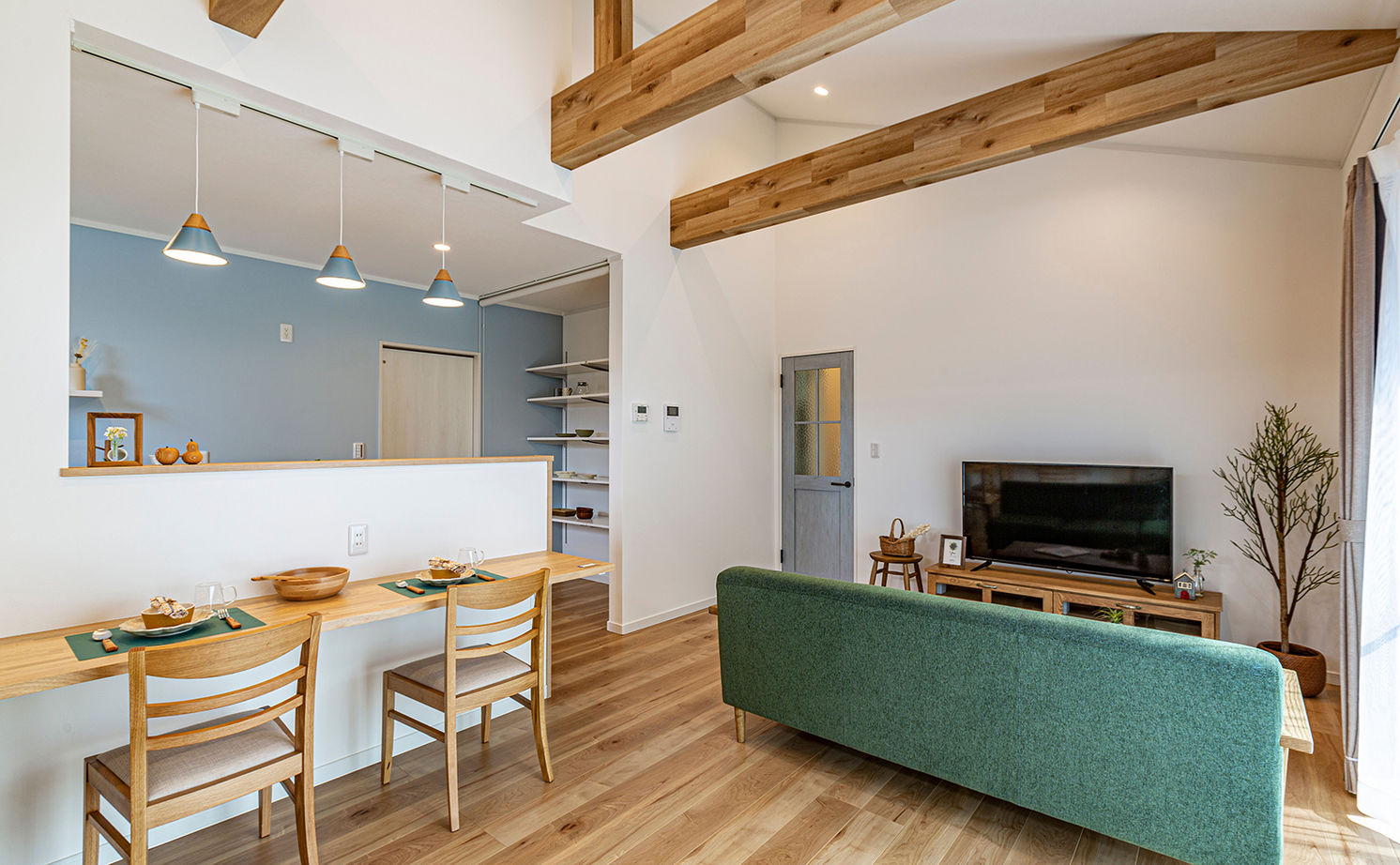 サティスホーム 【間取り図有×1000万円台×回遊動線】間取りに無駄がない、勾配天井のリビングが開放的な南欧風の平屋の建築実例画像6