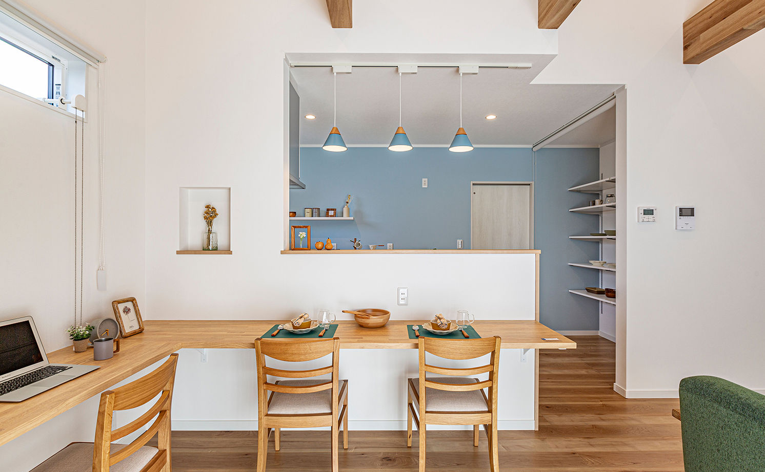 サティスホーム 【間取り図有×1000万円台×回遊動線】間取りに無駄がない、勾配天井のリビングが開放的な南欧風の平屋の建築実例画像7