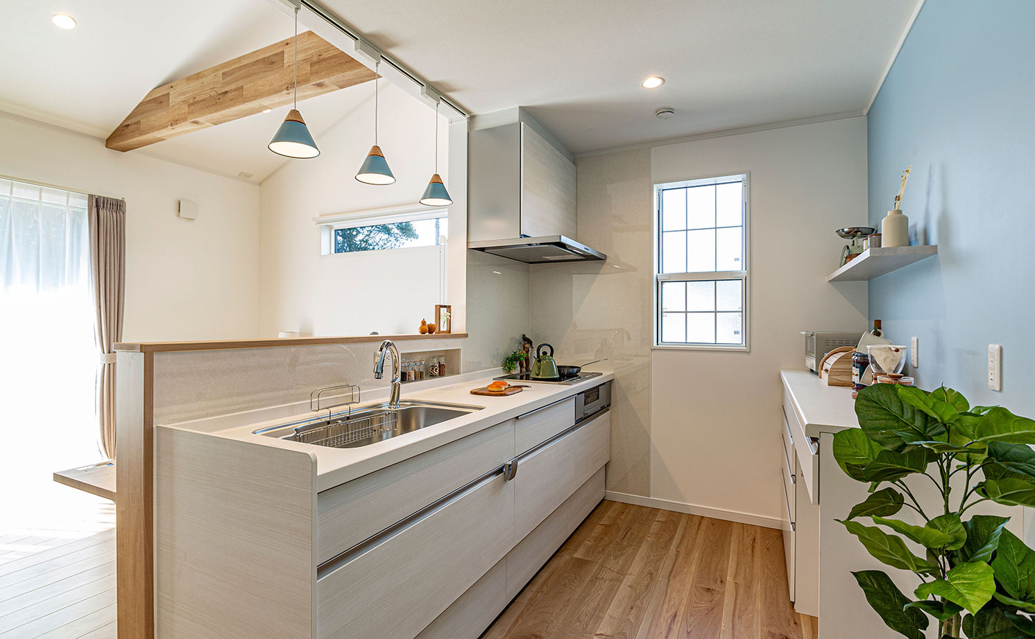 サティスホーム 【間取り図有×1000万円台×回遊動線】間取りに無駄がない、勾配天井のリビングが開放的な南欧風の平屋の建築実例画像9