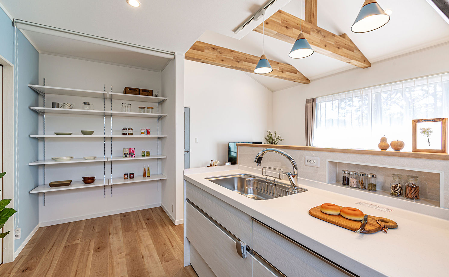 サティスホーム 【間取り図有×1000万円台×回遊動線】間取りに無駄がない、勾配天井のリビングが開放的な南欧風の平屋の建築実例画像10