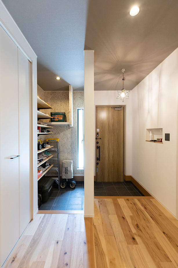 サティスホーム 【間取図有×2000万円台×回遊動線×ガルバリウム外観】玄関を中心に各部屋がつながる子育て家族のための平屋の建築実例画像2