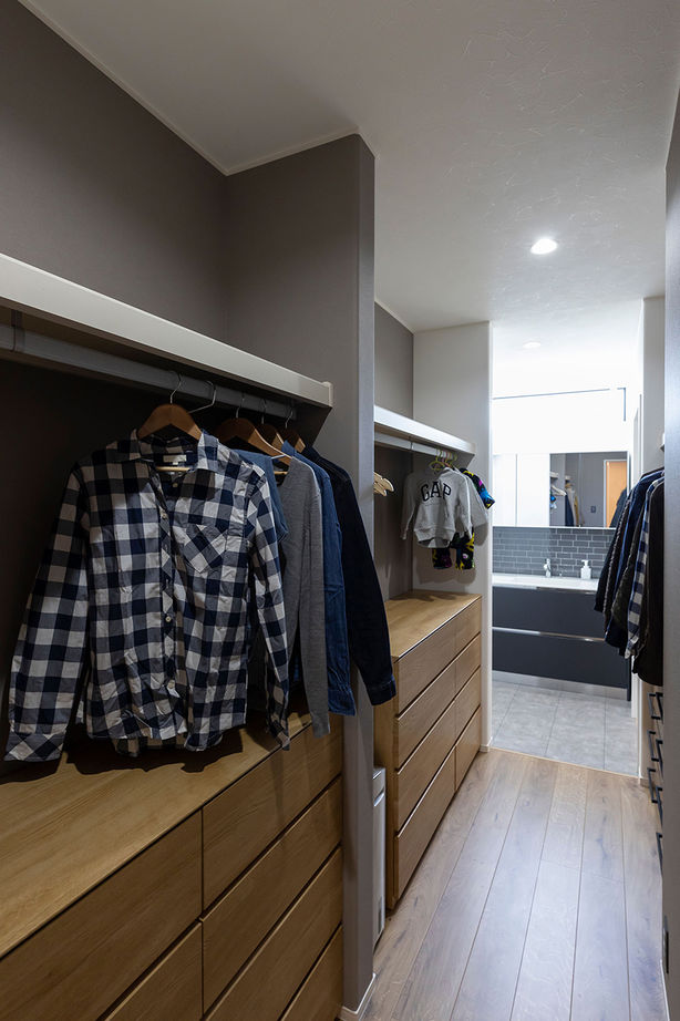 サティスホーム 【間取図有×2000万円台×回遊動線×ガルバリウム外観】玄関を中心に各部屋がつながる子育て家族のための平屋の建築実例画像7