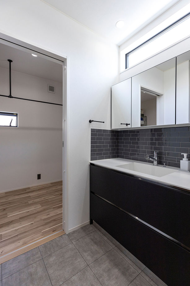 サティスホーム 【間取図有×2000万円台×回遊動線×ガルバリウム外観】玄関を中心に各部屋がつながる子育て家族のための平屋の建築実例画像8