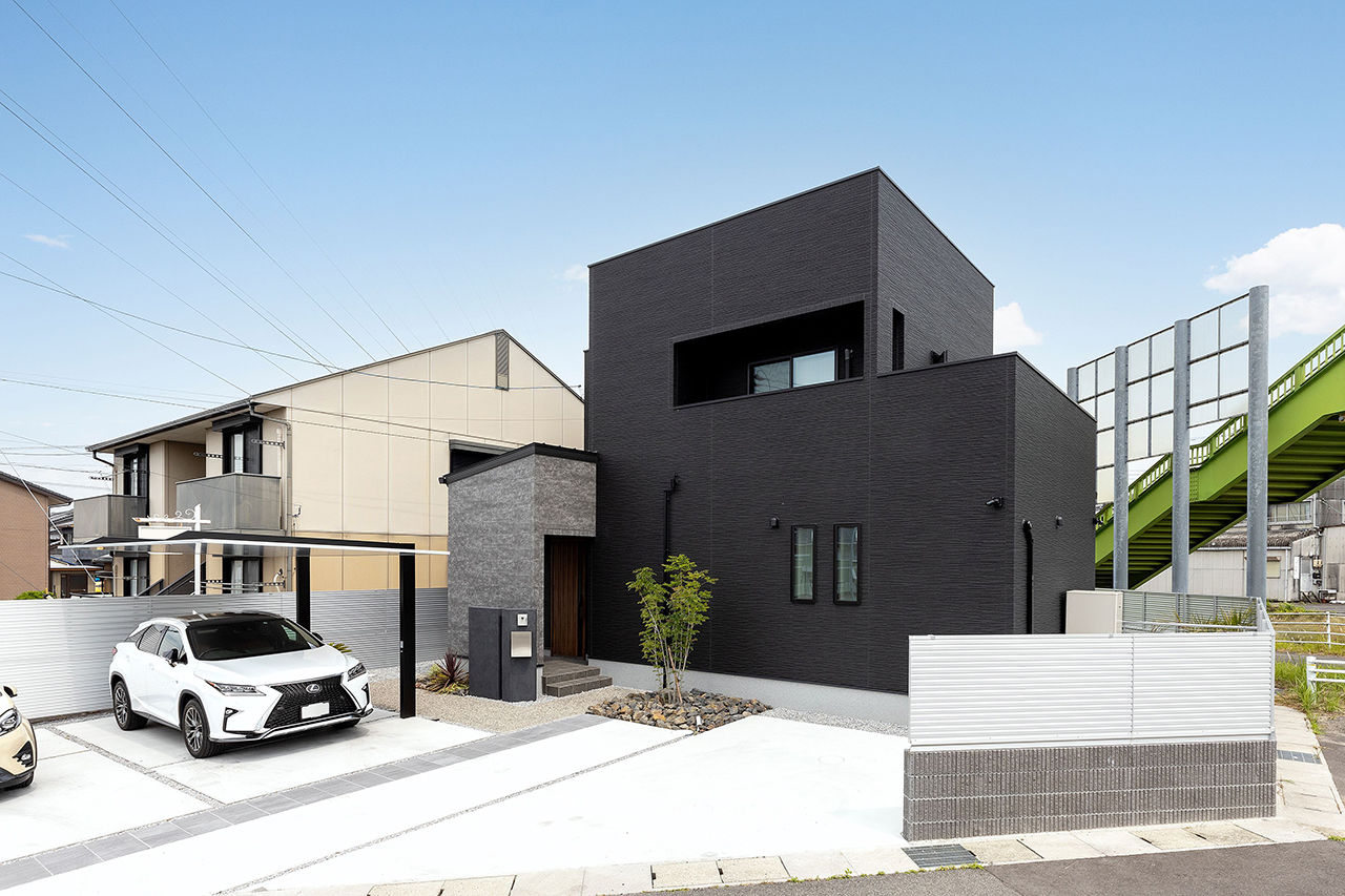 サティスホーム 【間取り図有×2000万円台×吹抜けリビング】庭も一体で、愛犬と伸びやかに暮らすキューブ型外観の家の建築実例画像1