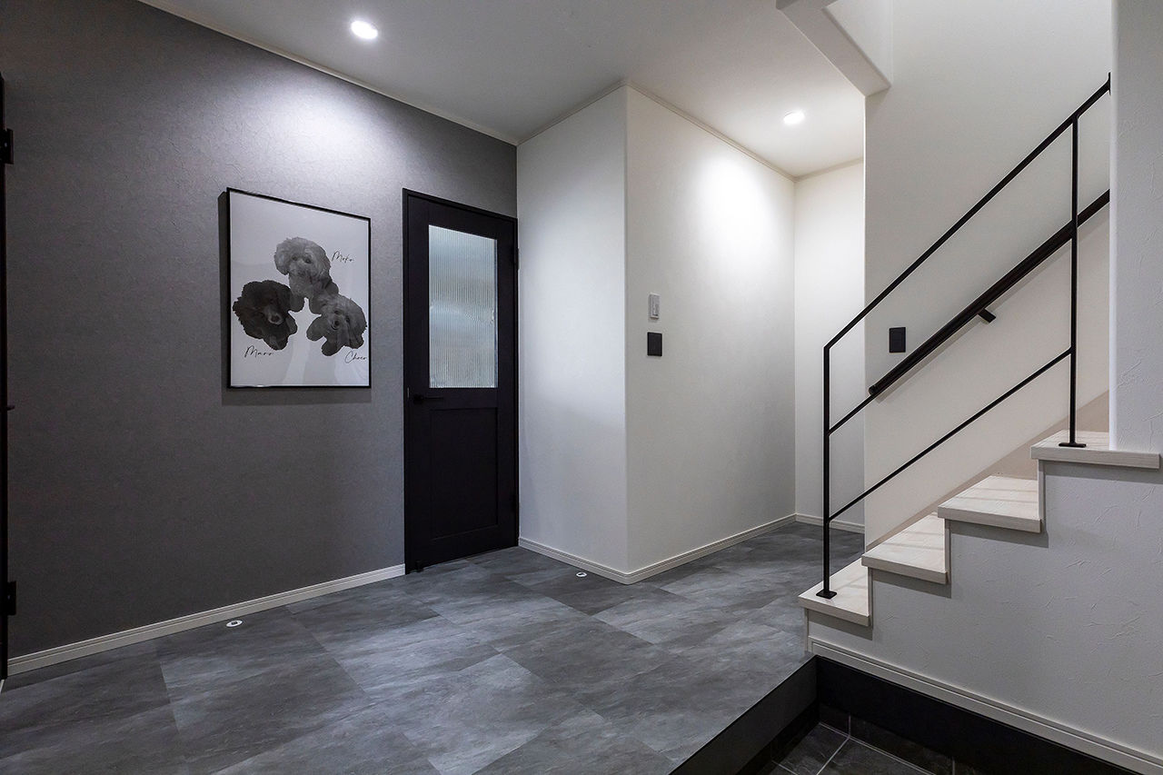 サティスホーム 【間取り図有×2000万円台×吹抜けリビング】庭も一体で、愛犬と伸びやかに暮らすキューブ型外観の家の建築実例画像2