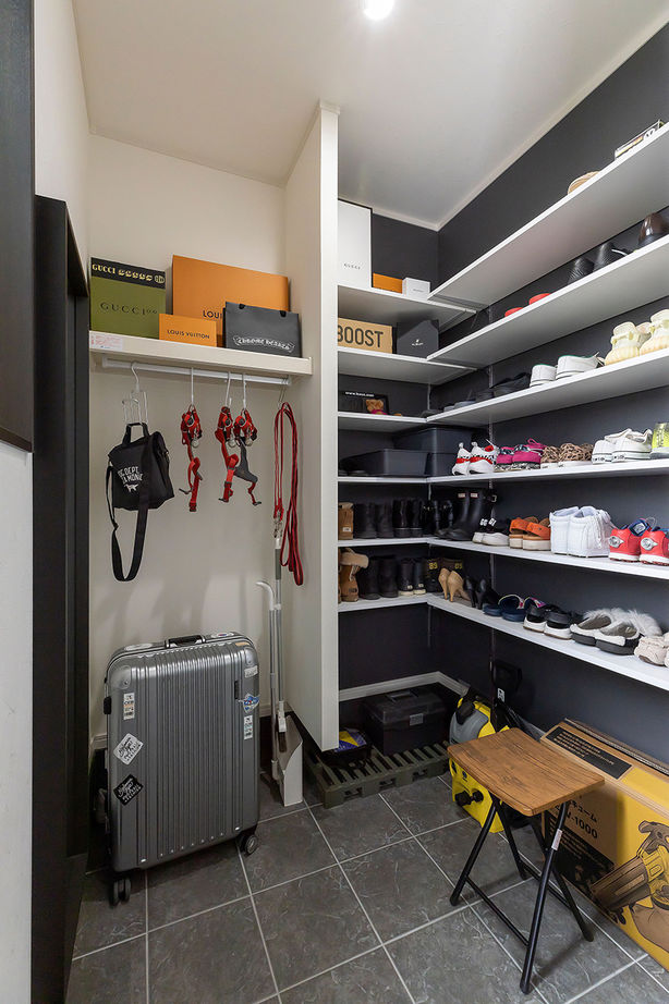 サティスホーム 【間取り図有×2000万円台×吹抜けリビング】庭も一体で、愛犬と伸びやかに暮らすキューブ型外観の家の建築実例画像3