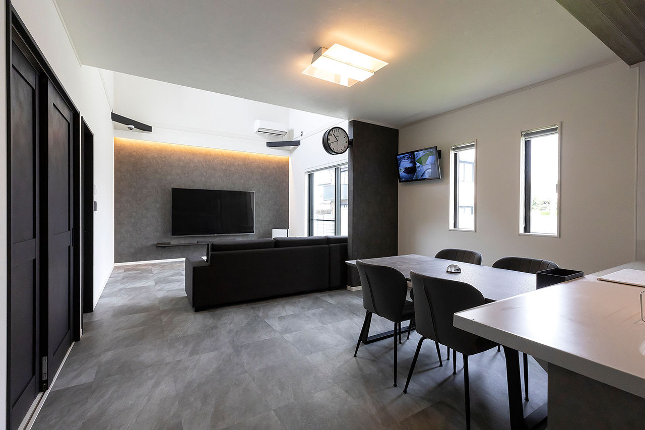 サティスホーム 【間取り図有×2000万円台×吹抜けリビング】庭も一体で、愛犬と伸びやかに暮らすキューブ型外観の家の建築実例画像4