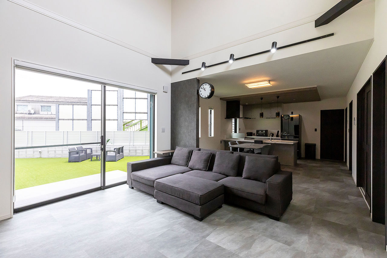 サティスホーム 【間取り図有×2000万円台×吹抜けリビング】庭も一体で、愛犬と伸びやかに暮らすキューブ型外観の家の建築実例画像6