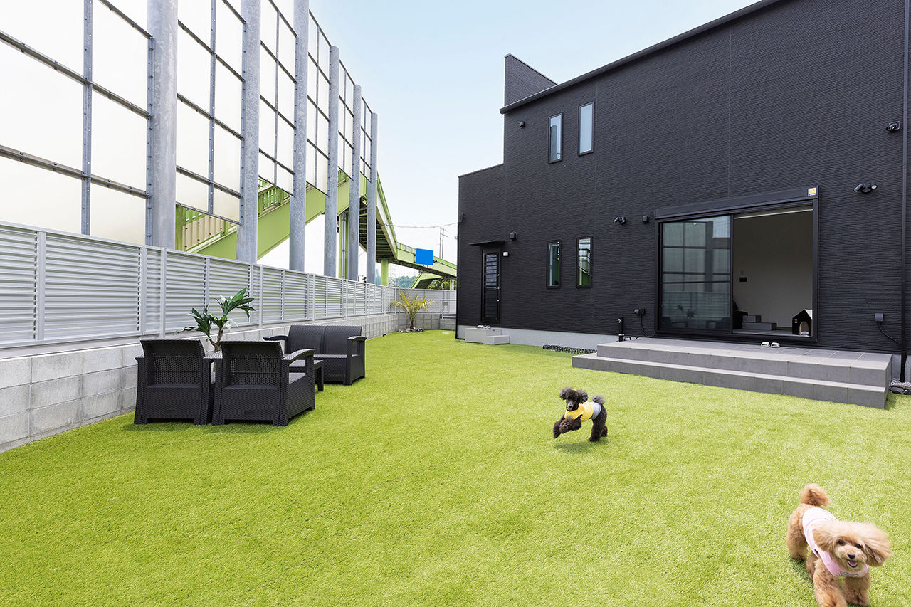 サティスホーム 【間取り図有×2000万円台×吹抜けリビング】庭も一体で、愛犬と伸びやかに暮らすキューブ型外観の家の建築実例画像10