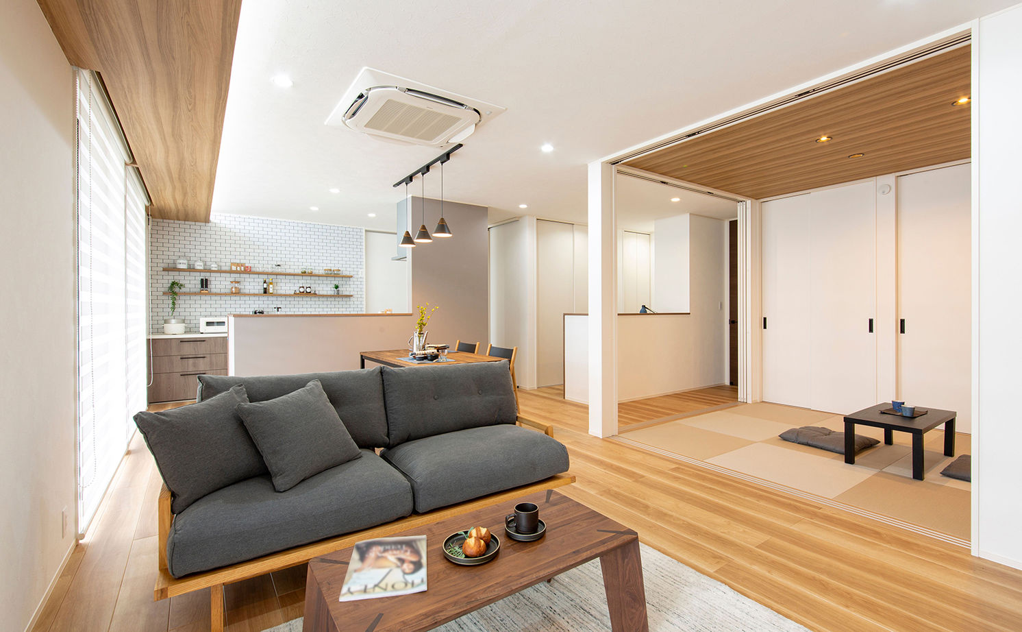 サティスホーム 【間取り図有×2000万円台×平屋×回遊動線】外とつながる深い軒。42坪の平屋は均整の取れたフォルムも自慢の建築実例画像2