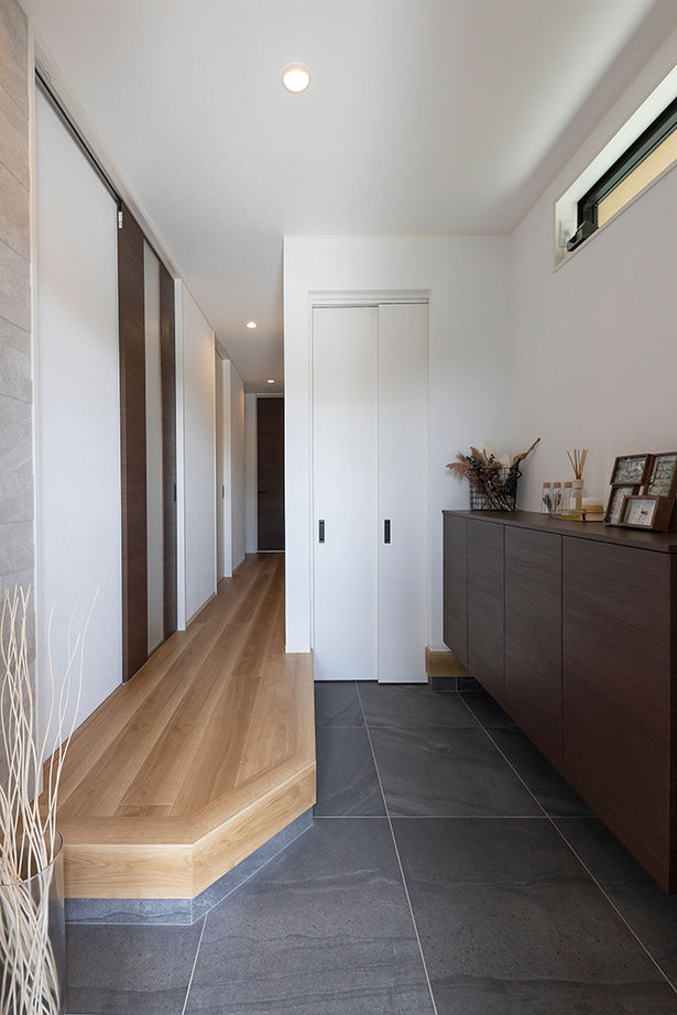 サティスホーム 【間取り図有×2000万円台×平屋×回遊動線】外とつながる深い軒。42坪の平屋は均整の取れたフォルムも自慢の建築実例画像4