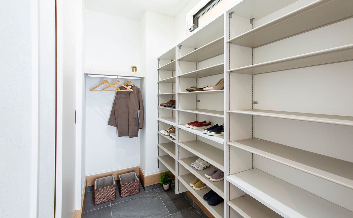 サティスホーム 【間取り図有×2000万円台×平屋×回遊動線】外とつながる深い軒。42坪の平屋は均整の取れたフォルムも自慢の建築実例画像5