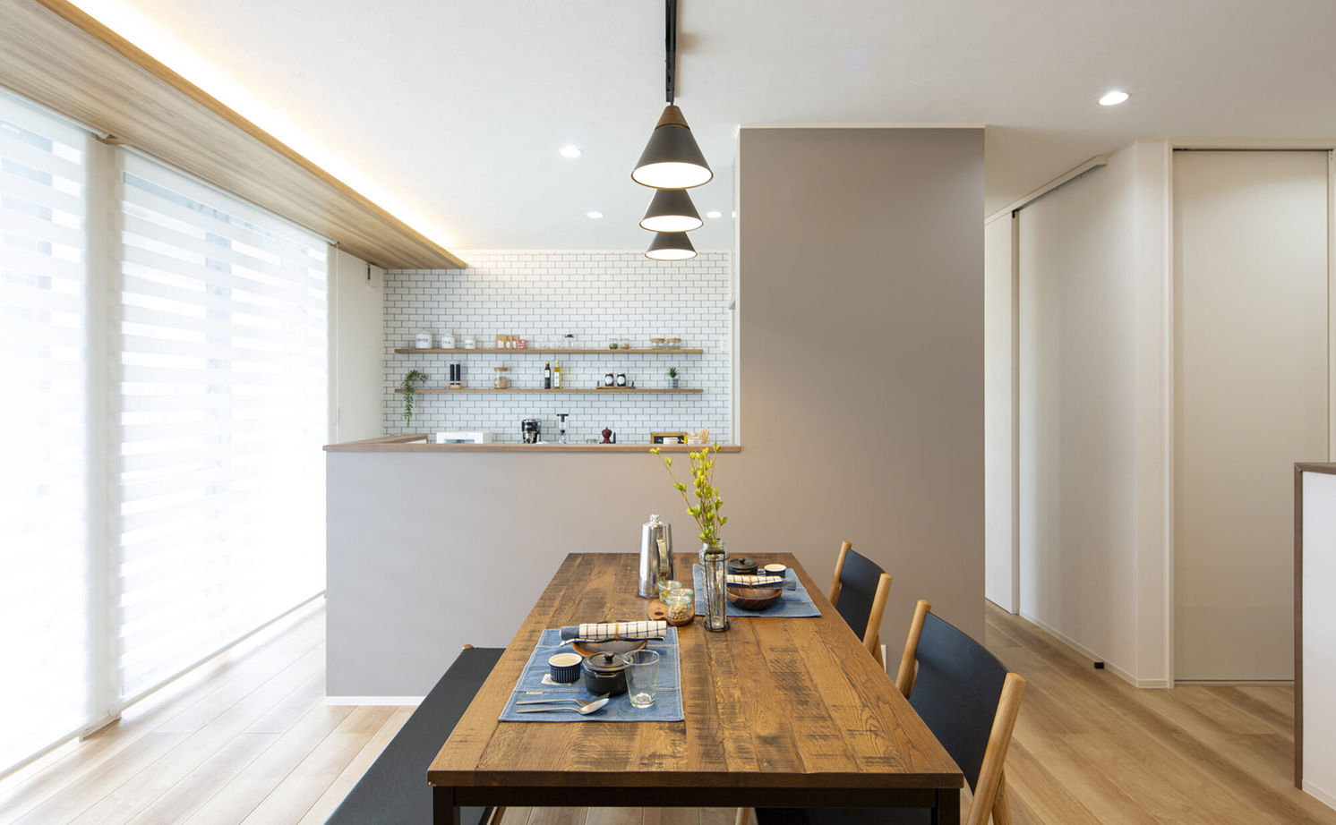 サティスホーム 【間取り図有×2000万円台×平屋×回遊動線】外とつながる深い軒。42坪の平屋は均整の取れたフォルムも自慢の建築実例画像9