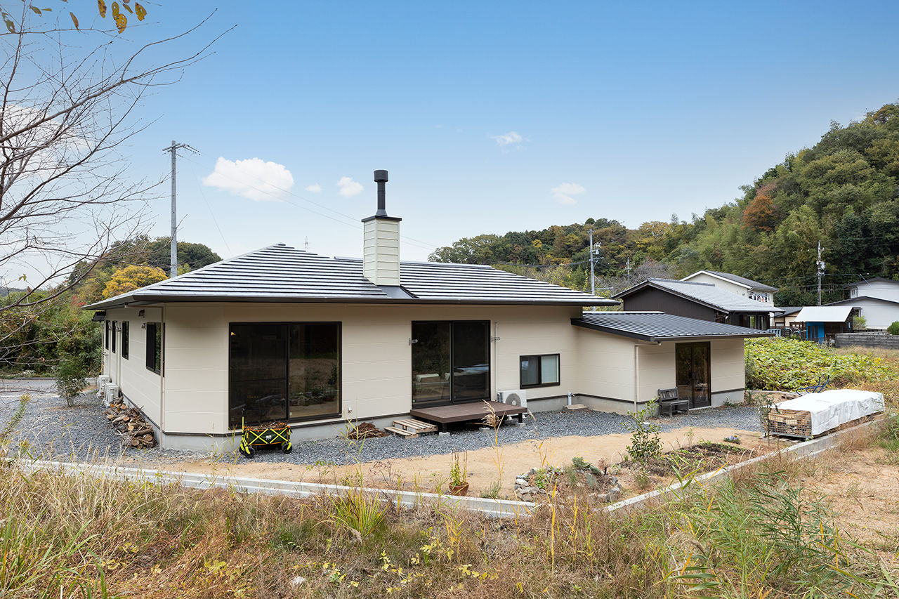 サティスホーム 【間取り図有×2000万円台×平屋×薪ストーブ】暮らすほど愛着が湧いていく、アンティークで素朴なL字型の平屋の建築実例画像1