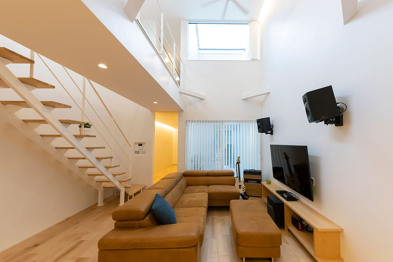 サティスホーム 【間取り図有×2000万円台×中庭×吹抜けリビング】約36坪の狭小地で実現！夢の趣味室がある開放的で明るい家の建築実例画像