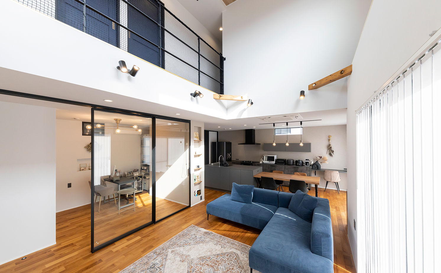 サティスホーム 【間取り図有×2000万円台×インナーガレージ×吹き抜けリビング】デザインも素材も！理想を全て叶えた家の建築実例画像2