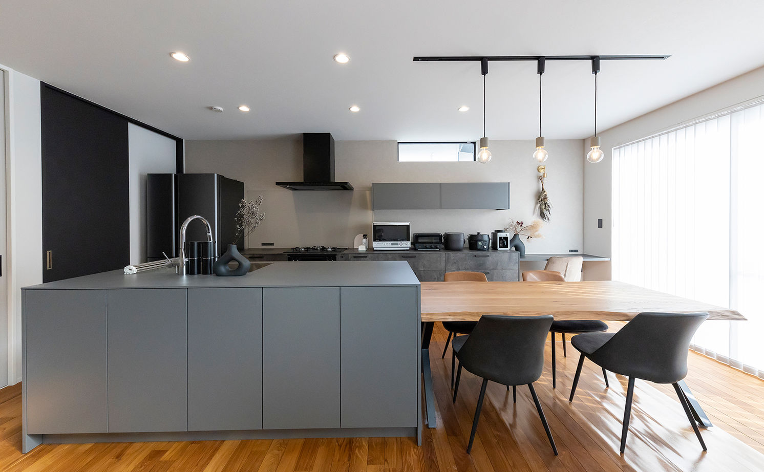 サティスホーム 【間取り図有×2000万円台×インナーガレージ×吹き抜けリビング】デザインも素材も！理想を全て叶えた家の建築実例画像9