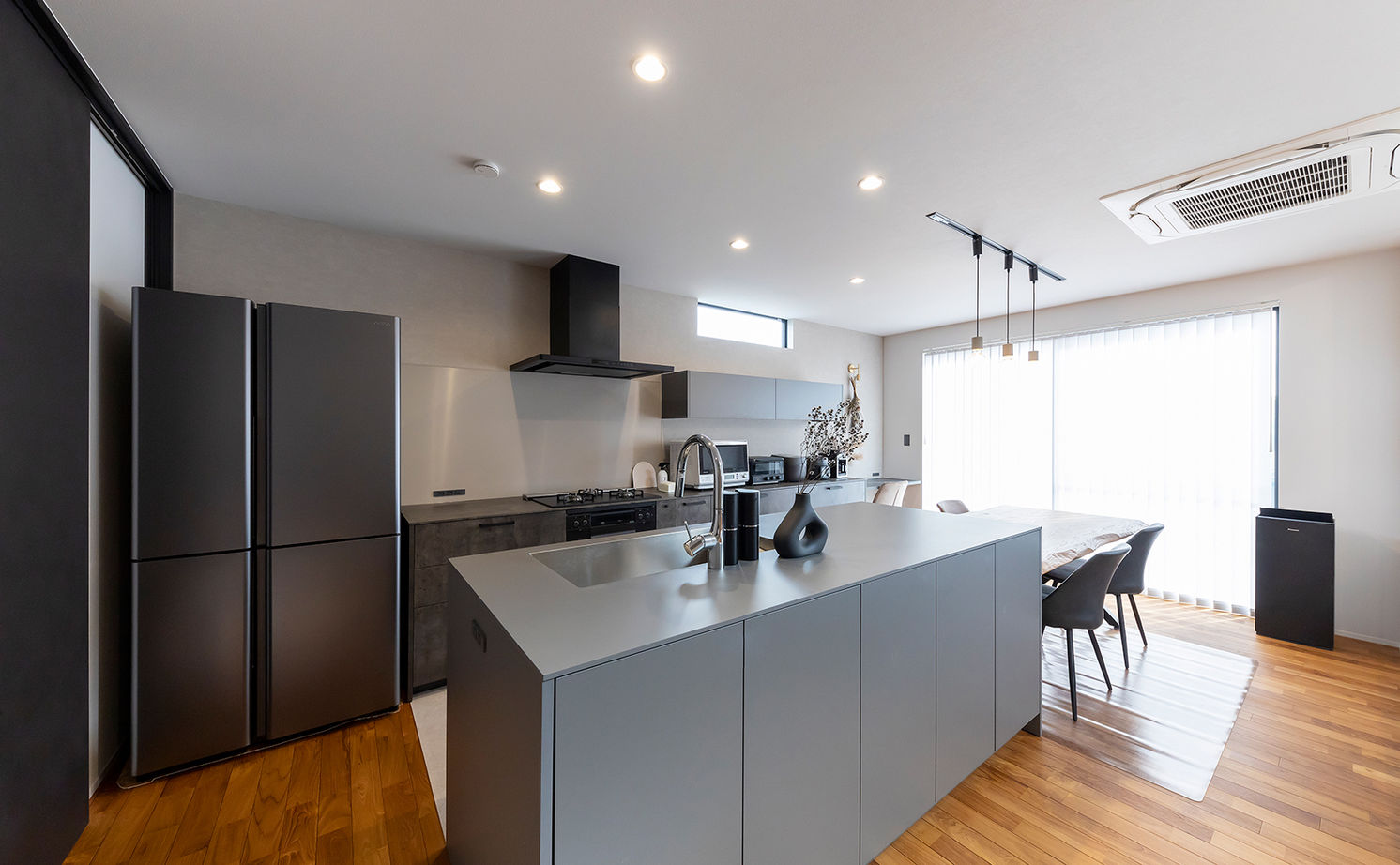 サティスホーム 【間取り図有×2000万円台×インナーガレージ×吹き抜けリビング】デザインも素材も！理想を全て叶えた家の建築実例画像10