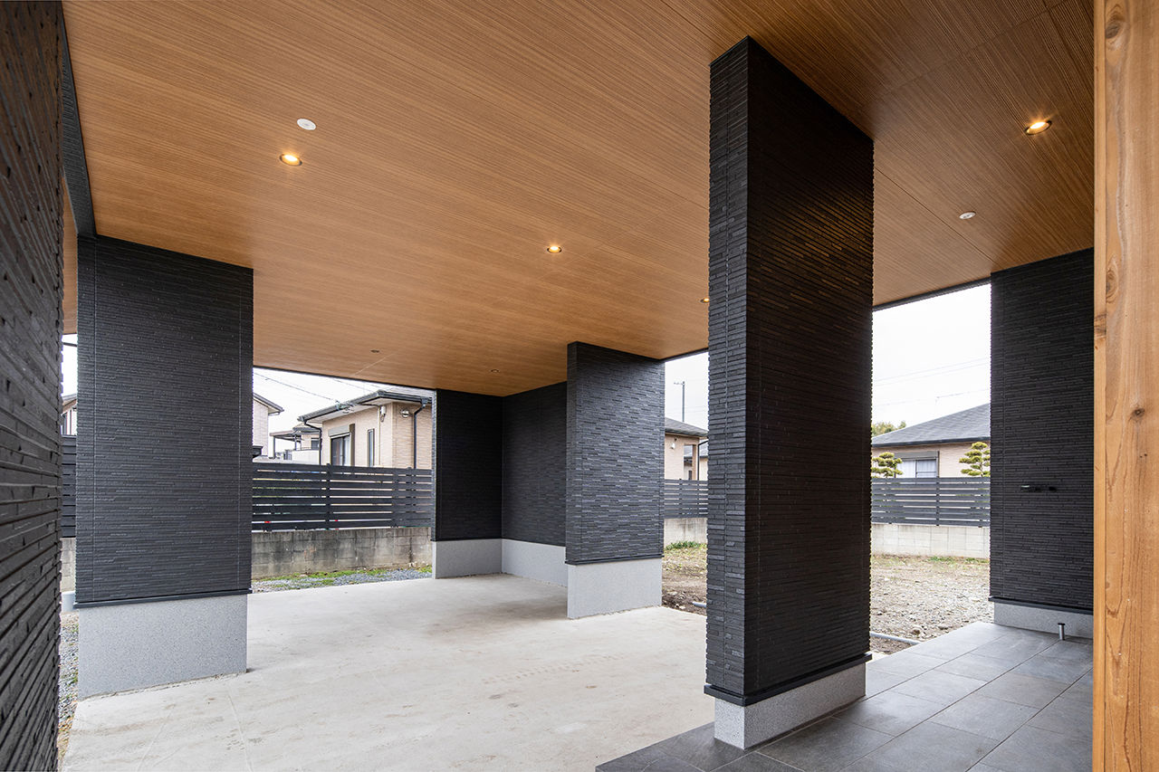 サティスホーム 【間取図有×2000万円台×インナーガレージ×土間収納】木質天井が出迎える伸びやかなリビングのあるL字型平屋の建築実例画像2