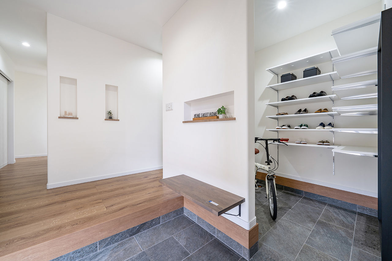 サティスホーム 【間取図有×2000万円台×インナーガレージ×土間収納】木質天井が出迎える伸びやかなリビングのあるL字型平屋の建築実例画像3