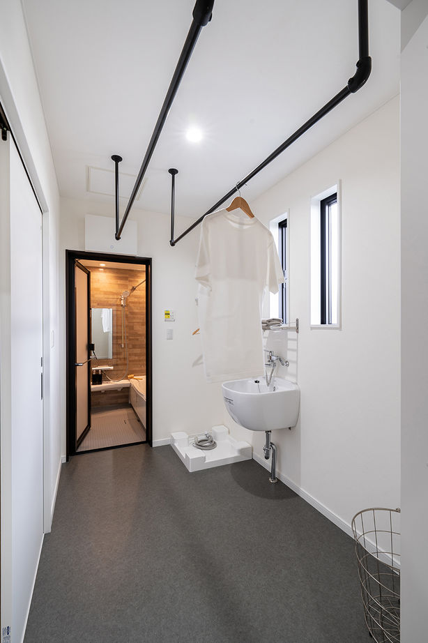 サティスホーム 【間取図有×2000万円台×インナーガレージ×土間収納】木質天井が出迎える伸びやかなリビングのあるL字型平屋の建築実例画像8