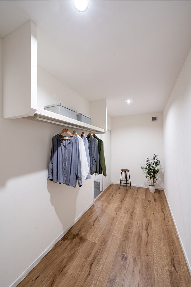 サティスホーム 【間取図有×2000万円台×インナーガレージ×土間収納】木質天井が出迎える伸びやかなリビングのあるL字型平屋の建築実例画像9