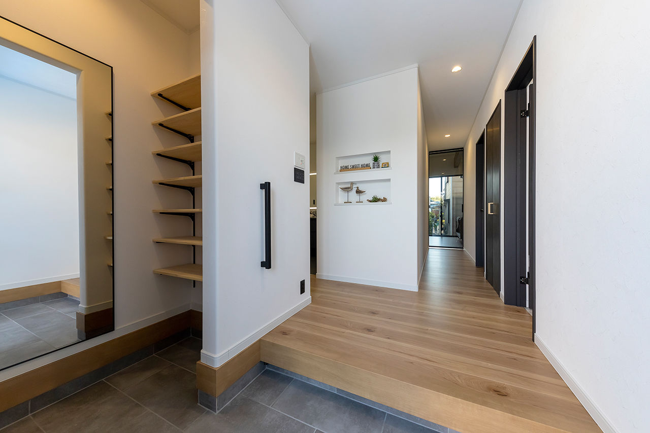 サティスホーム 【間取図有×2000万円台×回遊動線×土間収納】家族が自然に集まる、勾配天井のリビングが開放的な平屋の建築実例画像2