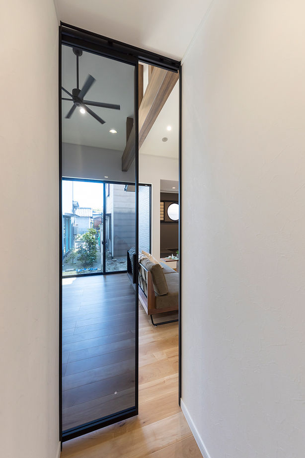 サティスホーム 【間取図有×2000万円台×回遊動線×土間収納】家族が自然に集まる、勾配天井のリビングが開放的な平屋の建築実例画像4