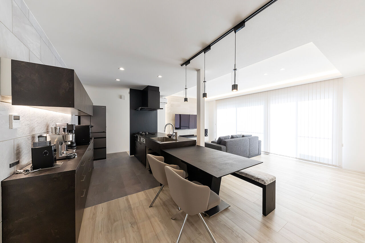 サティスホーム 【三重郡×20代×平屋×インナーガレージ×間取図有】間接照明で彩られた26畳のLDKが家族をつなぐ平屋の建築実例画像2