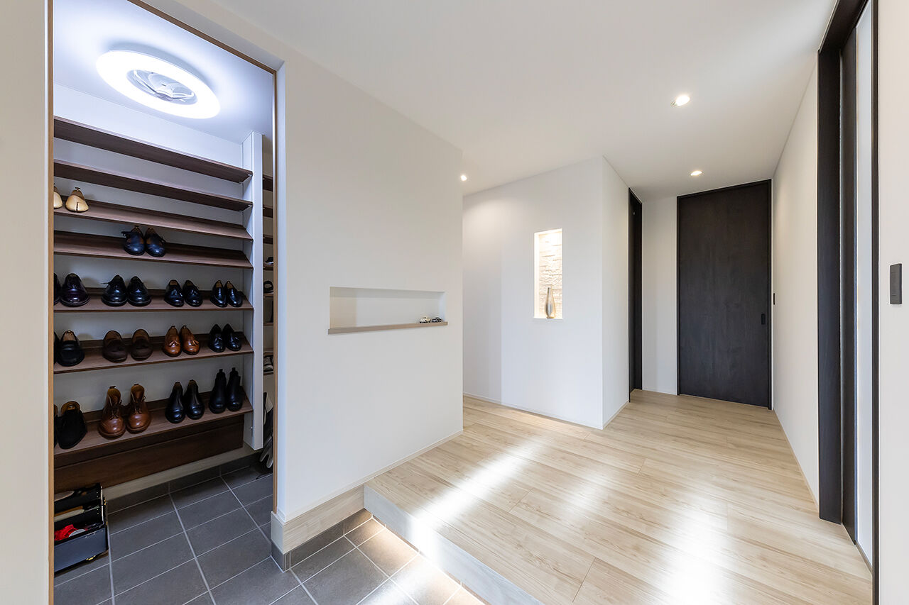 サティスホーム 【三重郡×20代×平屋×インナーガレージ×間取図有】間接照明で彩られた26畳のLDKが家族をつなぐ平屋の建築実例画像3