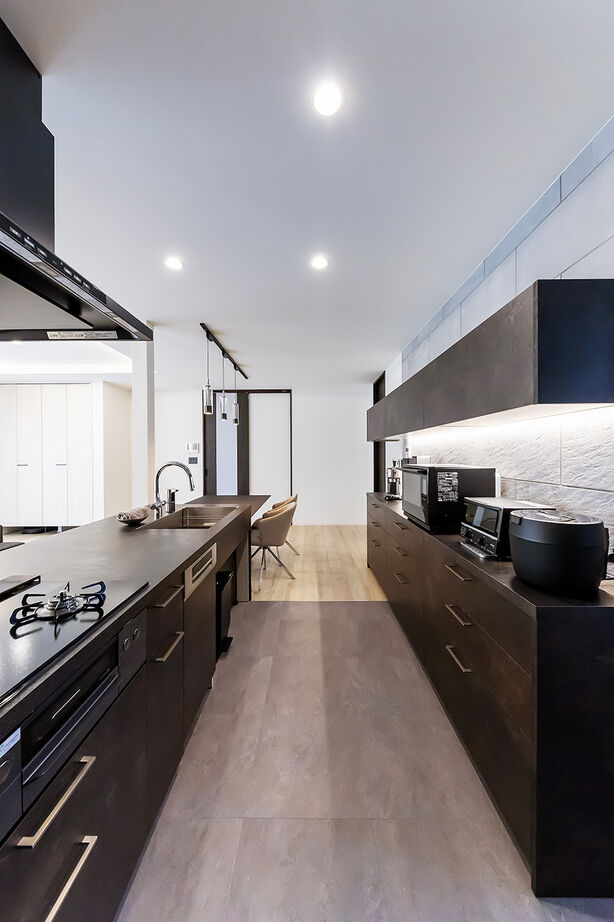 サティスホーム 【三重郡×20代×平屋×インナーガレージ×間取図有】間接照明で彩られた26畳のLDKが家族をつなぐ平屋の建築実例画像6