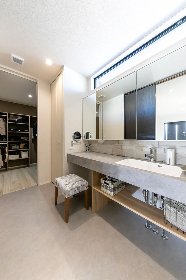 サティスホーム 【三重郡×20代×平屋×インナーガレージ×間取図有】間接照明で彩られた26畳のLDKが家族をつなぐ平屋の建築実例画像7