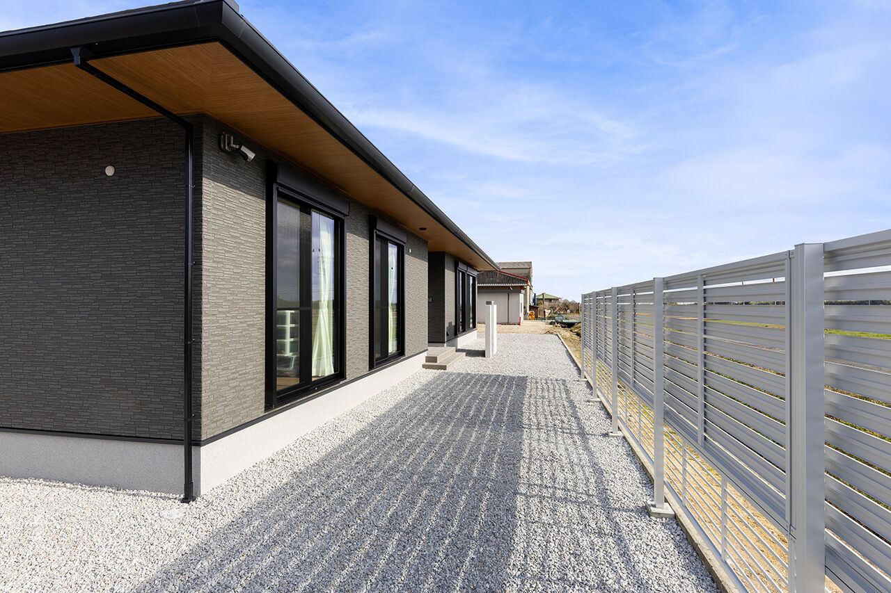 サティスホーム 【三重郡×20代×平屋×インナーガレージ×間取図有】間接照明で彩られた26畳のLDKが家族をつなぐ平屋の建築実例画像10