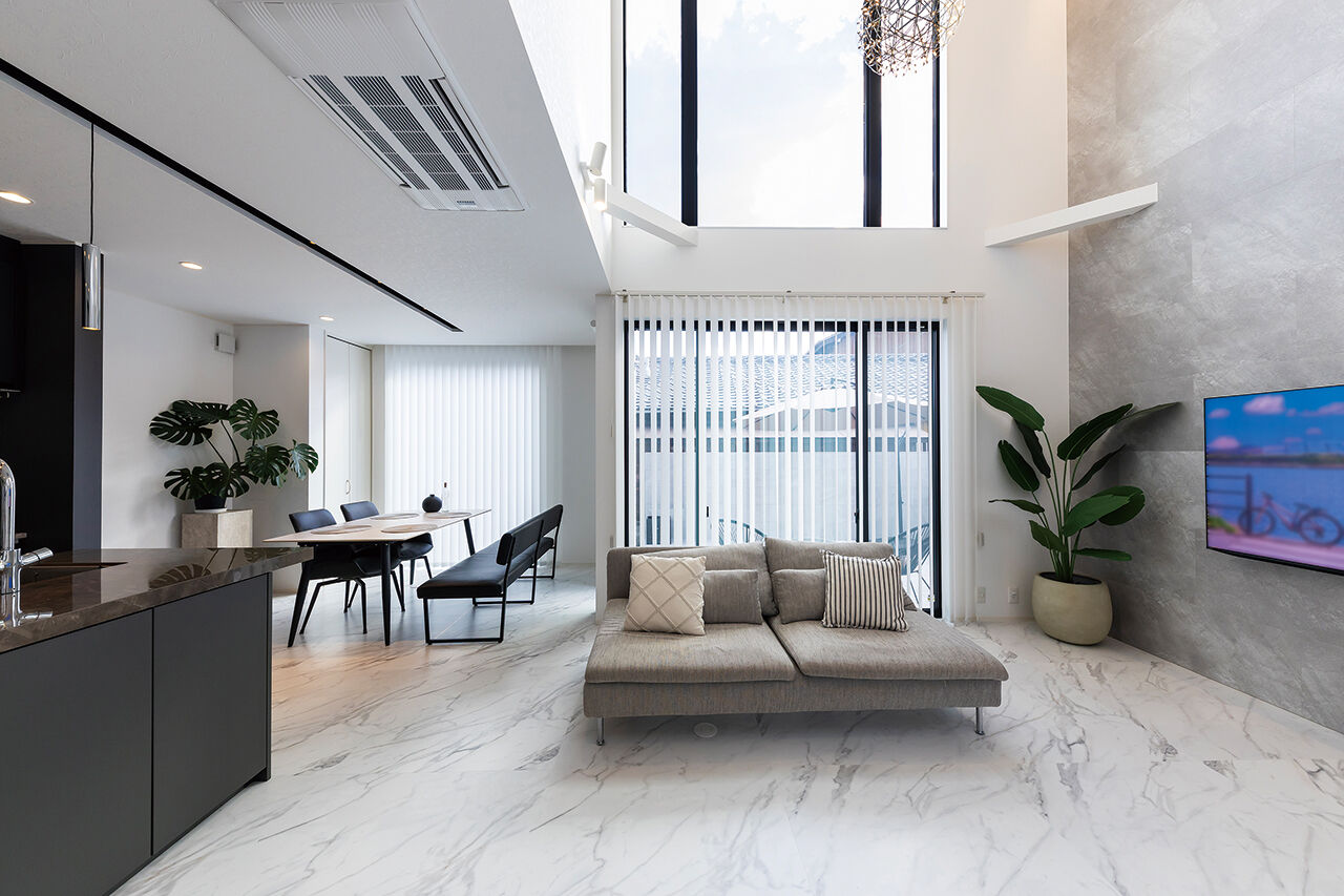 サティスホーム 【四日市市×2000万円台×吹き抜けリビング×間取図有】憧れたホテルライクな暮らしのための自由設計の建築実例画像2