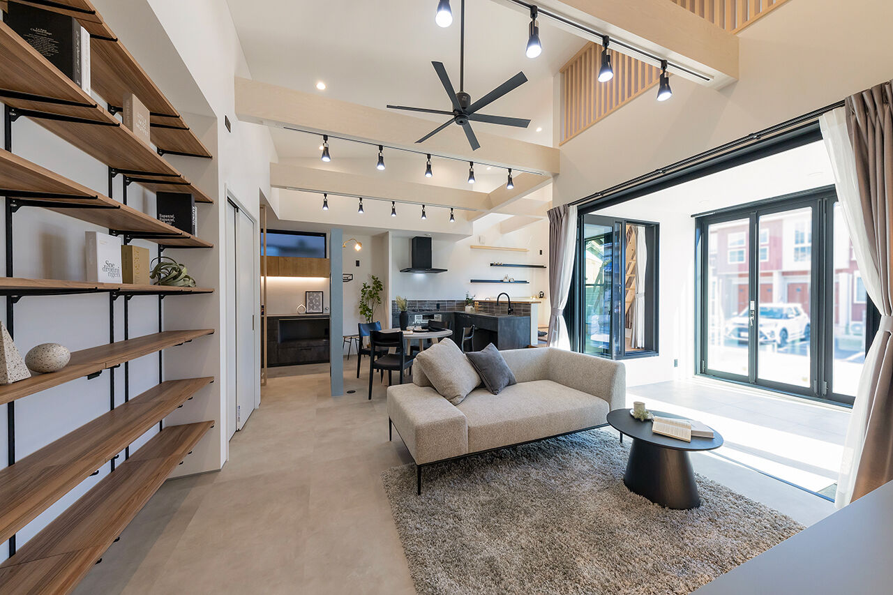 サティスホーム 【弥富市×平屋×サンルーム×ロフト×間取図有】立体空間の中で家族の居場所がゆるやかにつながる平屋の建築実例画像2