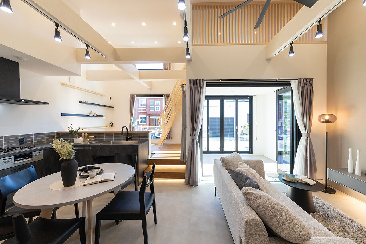 サティスホーム 【弥富市×平屋×サンルーム×ロフト×間取図有】立体空間の中で家族の居場所がゆるやかにつながる平屋の建築実例画像4