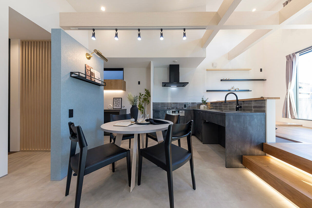 サティスホーム 【弥富市×平屋×サンルーム×ロフト×間取図有】立体空間の中で家族の居場所がゆるやかにつながる平屋の建築実例画像5