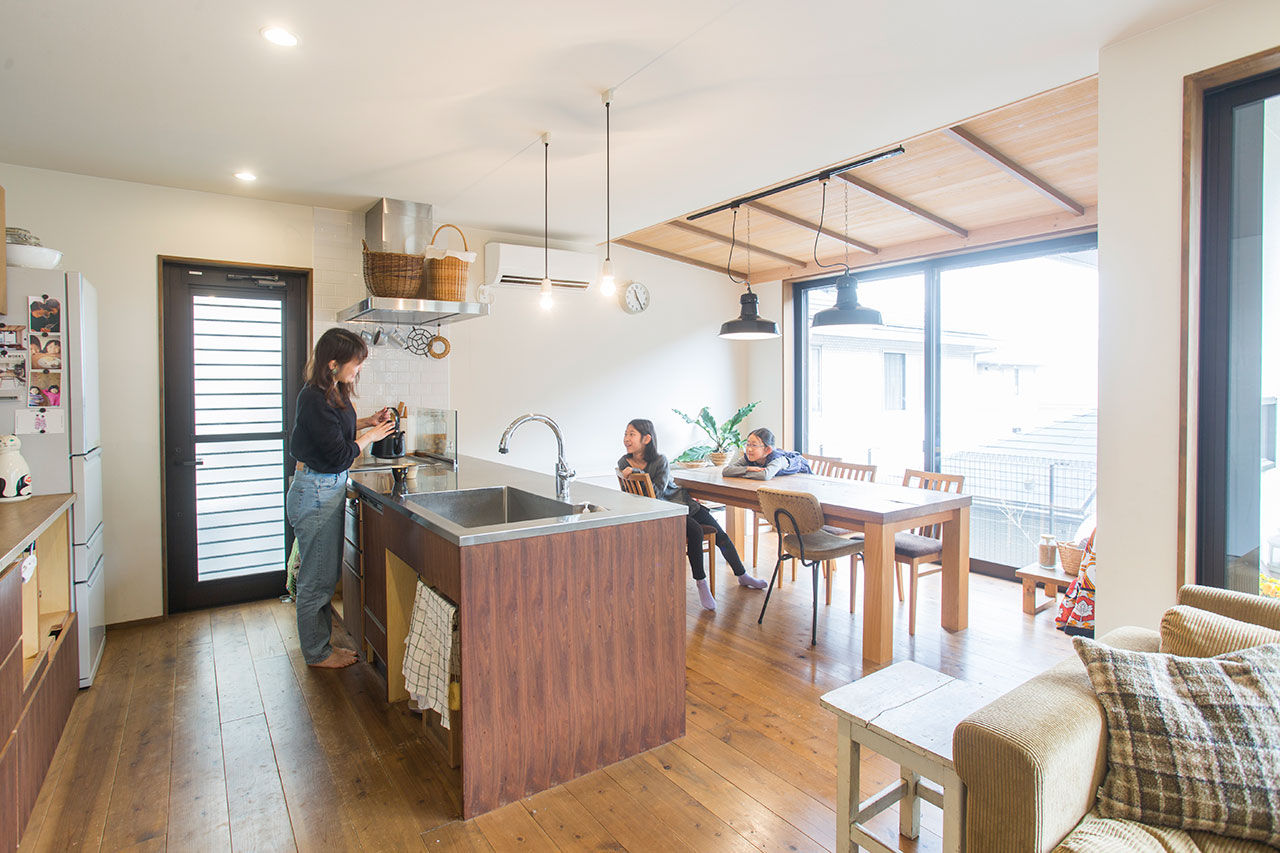 じょぶ 【兵庫/3000万円台/間取図有/20坪台】高台から景色を楽しむ 家無垢の杉床やレトロガラスの建具でカフェ風にの建築実例画像2