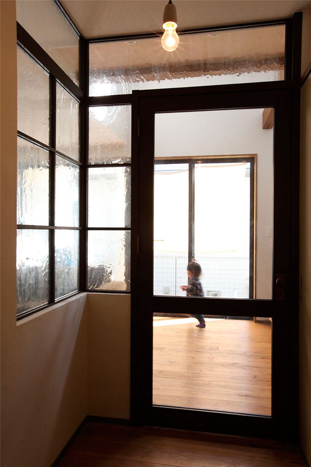 じょぶ 【兵庫/3000万円台/間取図有/20坪台】高台から景色を楽しむ 家無垢の杉床やレトロガラスの建具でカフェ風にの建築実例画像4